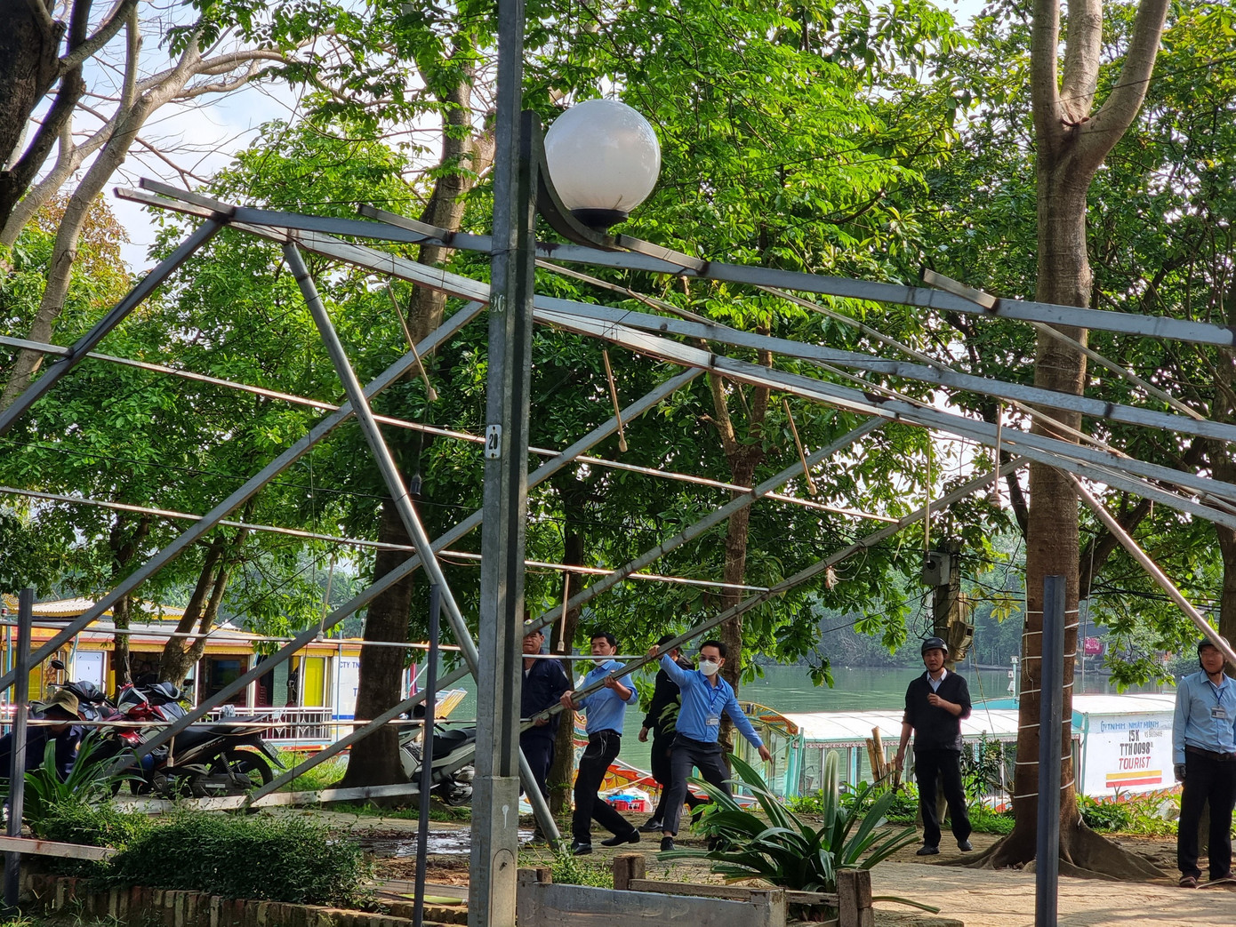 Lực lượng chức năng TP Huế ra quân tháo dỡ hàng quán tại công viên Trịnh Công Sơn.