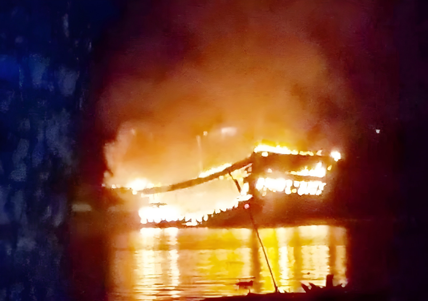 Tàu cá bốc cháy dữ dội khi đánh bắt thủy sản trên biển. (Ảnh minh họa) Tàu cá bốc cháy dữ dội khi đánh bắt thủy sản trên biển. (Ảnh minh họa)