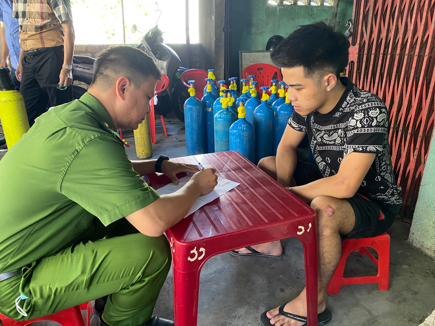 Công an lấy lời khai đối với Đoàn Nhật Phi.