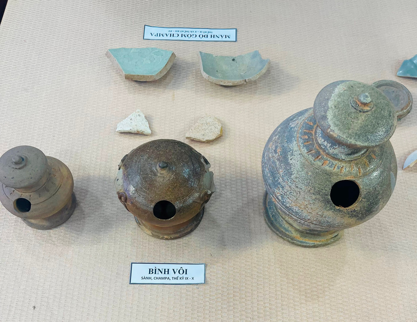 Đồ gốm được tìm thấy với nhiều loại hình, chất liệu khác nhau, như gốm thô, đồ đất nung, đồ sành (trong đó có 3 chiếc bình vôi của Champa, thế kỷ IX - XI còn tương đối nguyên vẹn), đồ gốm men Việt Nam (niên đại kéo dài từ thế kỷ XIV - XIX), đồ sứ Trung Quốc (thế kỷ XVII - XIX).