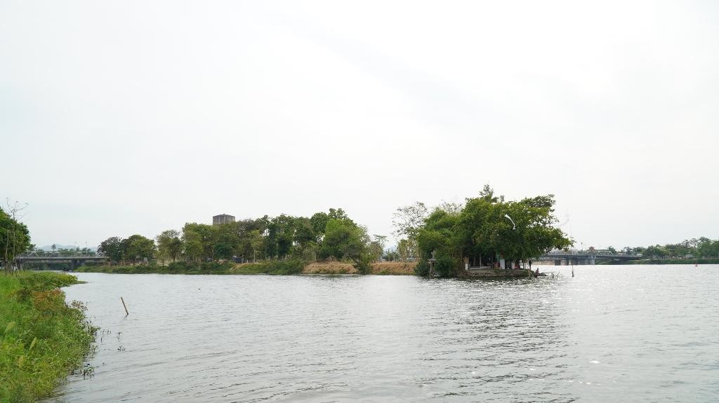 Cồn Dã Viên có chiều dài khoảng 850m, nơi rộng nhất khoảng 185m, đây được xem là yếu tố phong thủy quan trọng “hữu bạch hổ” khi xây dựng Kinh thành Huế xưa.