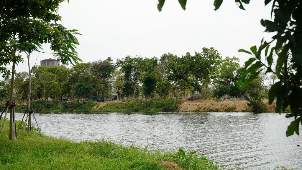 15 năm trước, nơi đây từng bị nhăm nhe biến thành khu du lịch cao tầng bê tông cốt thép. Ý định này vấp phải phản ứng của dư luận, người dân nên không thành hiện thực.