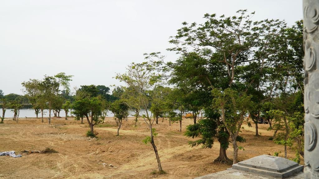 Phục hồi hệ thống cây xanh cảnh quan bị mưa bão tàn phá vào cuối năm 2020.