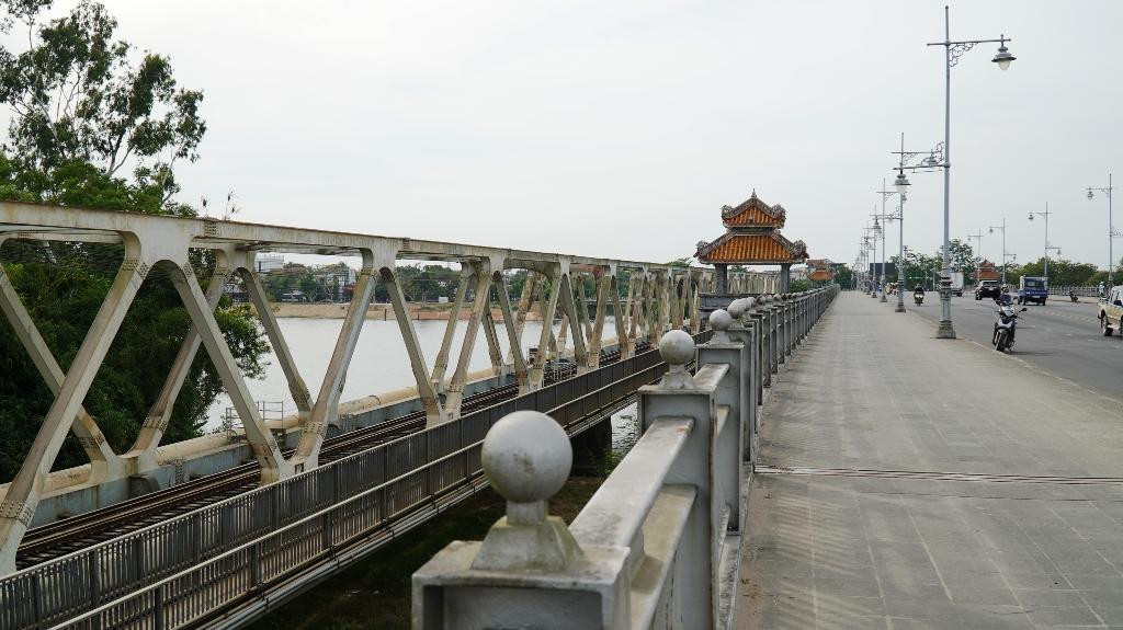 Nơi đây có cầu đường sắt chạy qua mang tên Bạch Hổ.