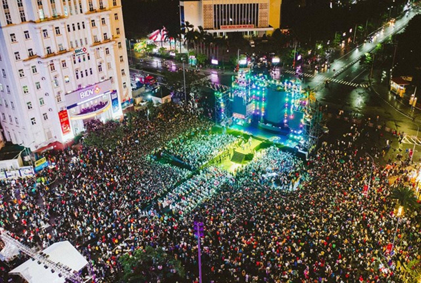 Mới đây, UBND TP Huế đã quyết định thay đổi địa điểm tổ chức chương trình nghệ thuật Countdown chào năm mới 2023. Theo đó, chương trình này sẽ diễn ra tại vòng xoay Ngã 6 đường Hùng Vương, TP Huế, từ 19h00 ngày 31/12/2022 đến 00h20 ngày 1/1/2023; thay vì tổ chức tại phố đi bộ Hai Bà Trưng như kế hoạch trước đó. Đây là lần thứ ba, chương trình nghệ thuật Countdown chào năm mới được tổ chức tại Ngã 6 Hùng Vương, TP Huế.