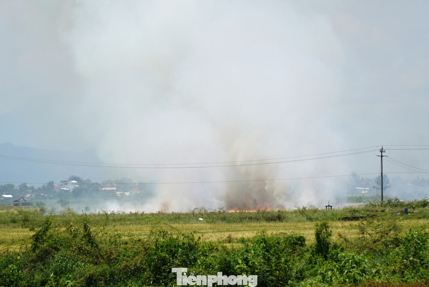 Tuy nhiên, tại nhiều nơi ở TT-Huế, tình trạng đốt đồng gây ô nhiễm môi trường, ảnh hưởng an toàn giao thông vẫn tiếp diễn.