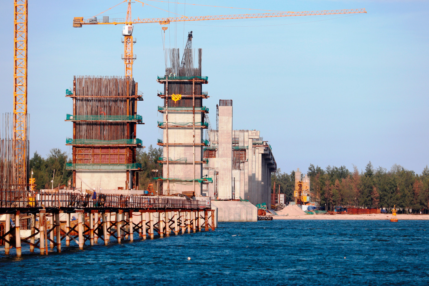 Theo đánh giá, việc thi công trụ T26 và T27 nằm giữa cửa biển Thuận An (mỗi trụ nằm cách nhau khoảng 218 m) là khó khăn, phức tạp nhất, với độ cao đảm bảo khổ thông thuyền 39m để tàu trọng tải hơn 5.000 tấn ra vào cảng Thuận An.