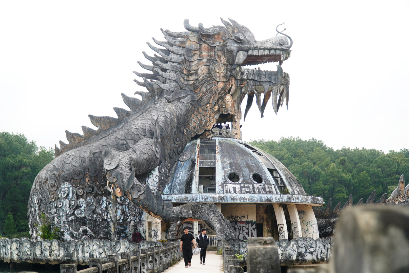 Riêng khu nhà có hình rồng đồ sộ, với chiều cao 20m, dài khoảng 50m, đang trong thời gian chuẩn bị được triệt giải, phá bỏ. Riêng khu nhà có hình rồng đồ sộ, với chiều cao 20m, dài khoảng 50m, đang trong thời gian chuẩn bị được triệt giải, phá bỏ.