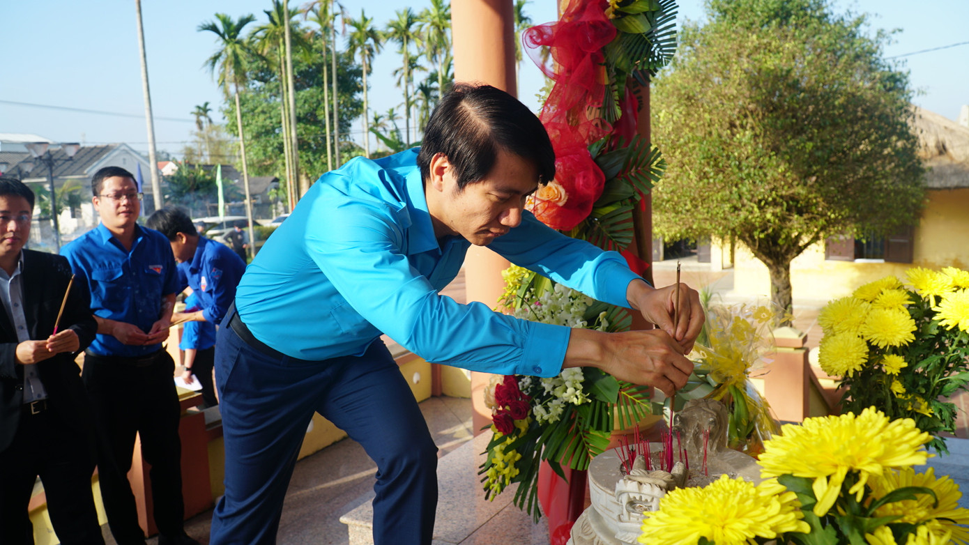 Bí thư Thường trực T.Ư Đoàn Nguyễn Ngọc Lương dâng hương tại Khu lưu niệm Đại tướng Nguyễn Chí Thanh (xã Quảng Thọ, huyện Quảng Điền, TT-Huế).