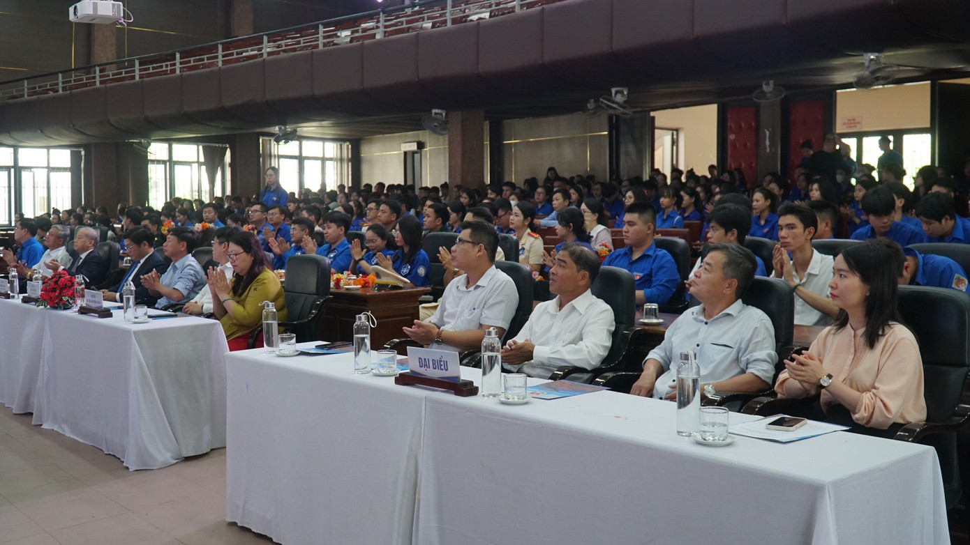 Hơn 700 cán bộ, đảng viên trẻ, đoàn viên thanh niên tham dự chương trình. Hơn 700 cán bộ, đảng viên trẻ, đoàn viên thanh niên tham dự chương trình.