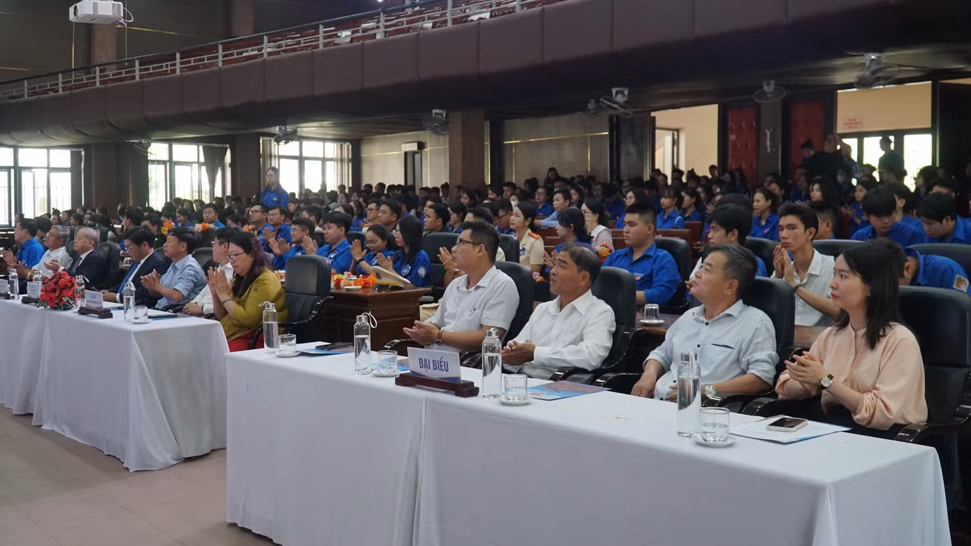 Hơn 700 cán bộ, đảng viên trẻ, đoàn viên thanh niên tham dự chương trình.