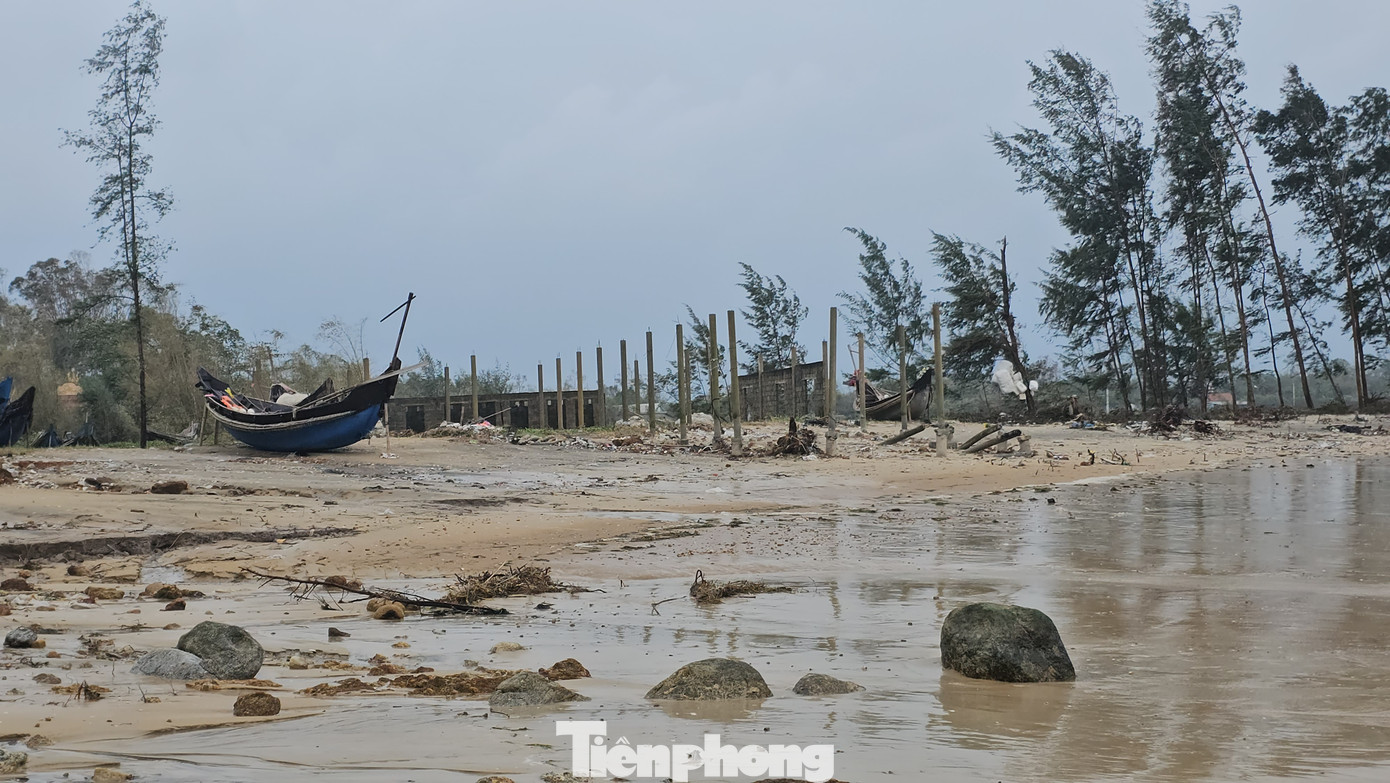 Ông Nguyễn Tam - Chủ tịch UBND xã Vinh Hiền (huyện Phú Lộc, tỉnh TT-Huế) phản ánh, trên 5km bờ biển của địa phương hiện xảy ra những điểm sạt lở. Trong đó, khu vực sạt lở phức tạp nhất là tại thôn Đông Dương, làm ảnh hưởng đến đời sống, sản xuất của 30 hộ dân ven biển.