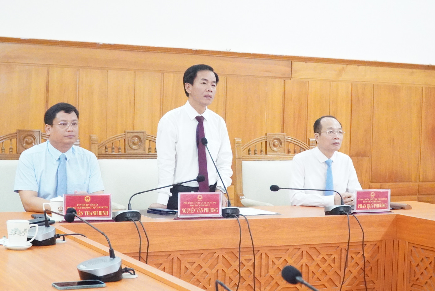 Chủ tịch UBN2D tỉnh TT-Huế Nguyễn Văn Phương (giữa) giữa phát biểu chúc mừng tân Quán quân Đường lên đỉnh Olympia Võ Quang Phú Đức. Chủ tịch UBN2D tỉnh TT-Huế Nguyễn Văn Phương (giữa) giữa phát biểu chúc mừng tân Quán quân Đường lên đỉnh Olympia Võ Quang Phú Đức.