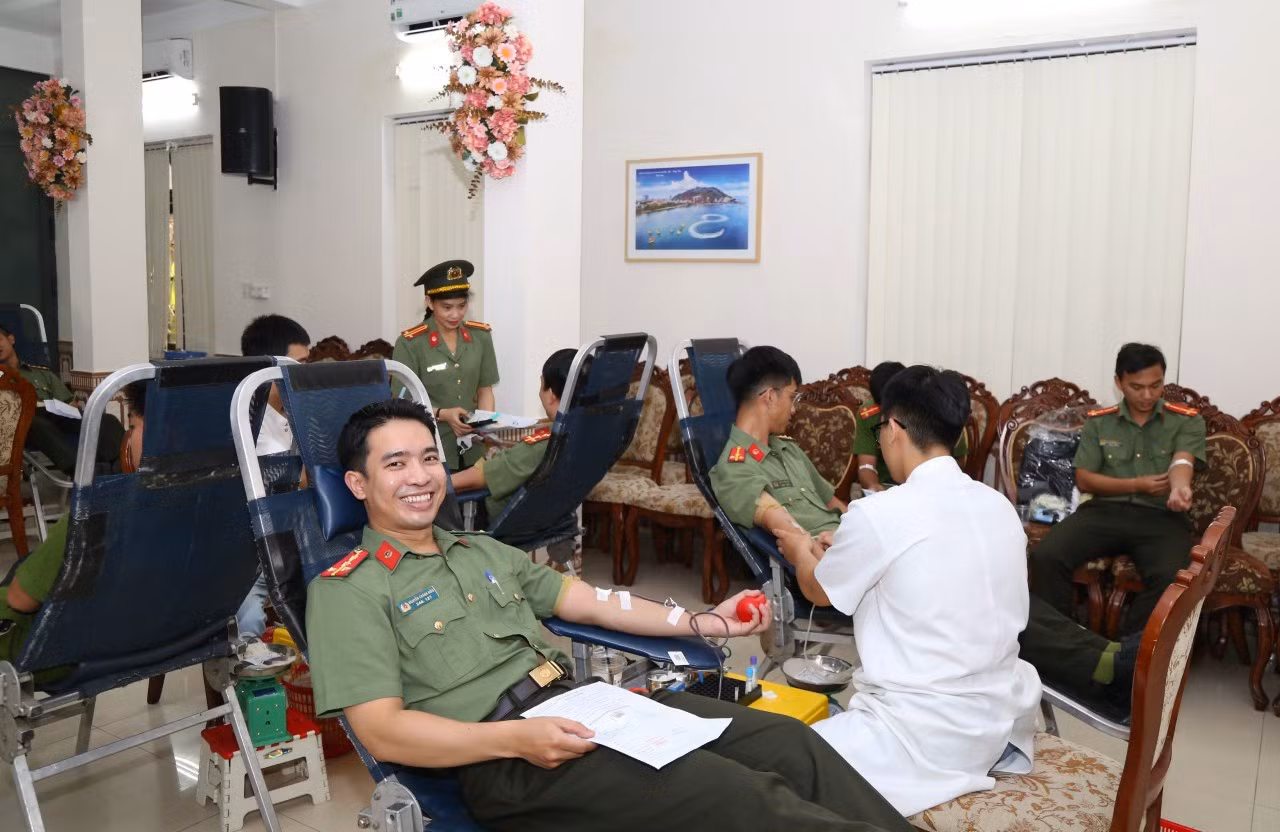 Tuổi trẻ Công an TT-Huế tích cực hiến máu tình nguyện. Tuổi trẻ Công an TT-Huế tích cực hiến máu tình nguyện.