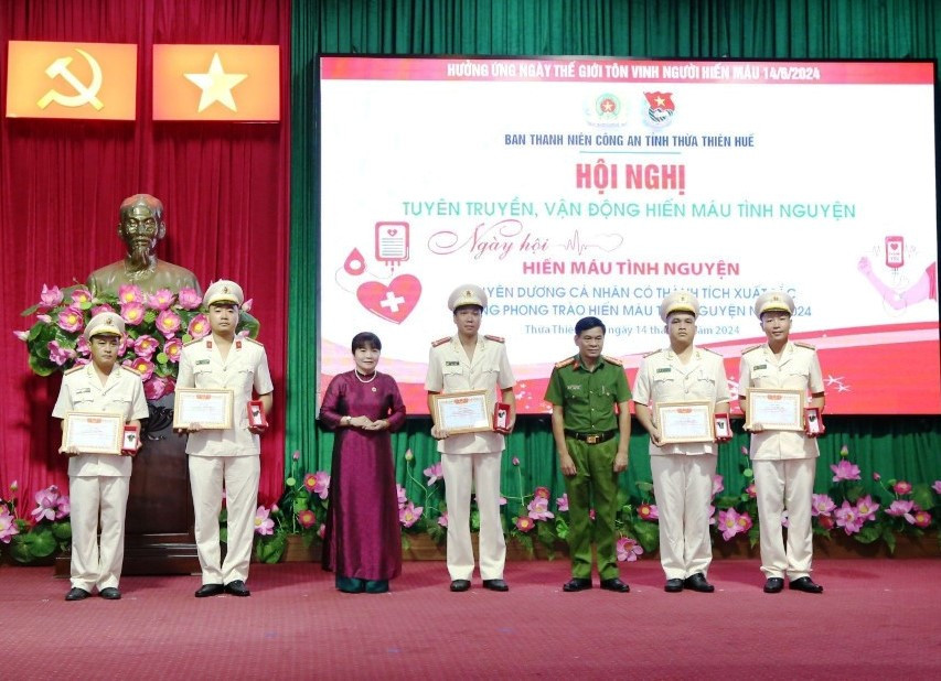 Tuyên dương các cá nhân thuộc Công an TT-Huế có thành tích xuất sắc trong phong trào HMTN.