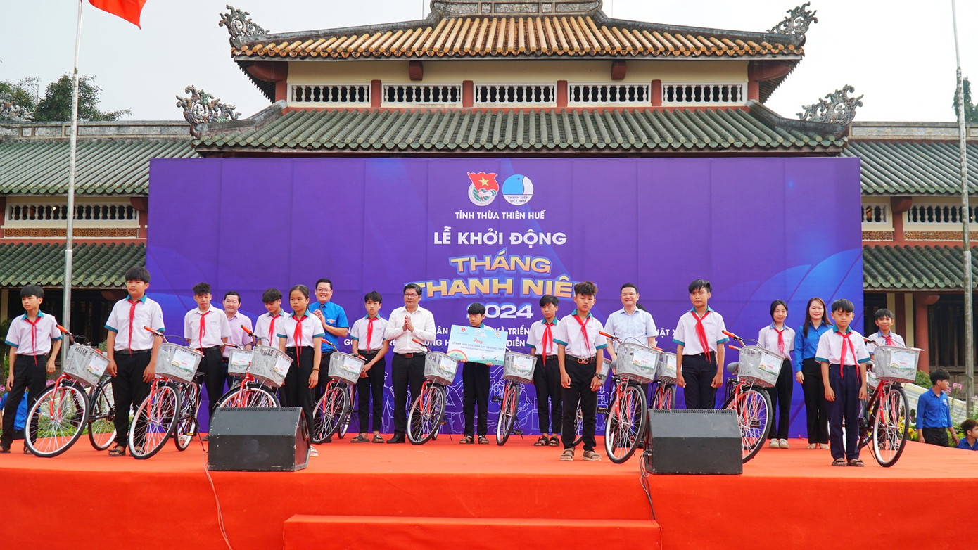Trao tặng xe đạp cho học sinh có hoàn cảnh khó khăn tại lễ khởi động Tháng Thanh niên tỉnh TT-Huế năm 2024.