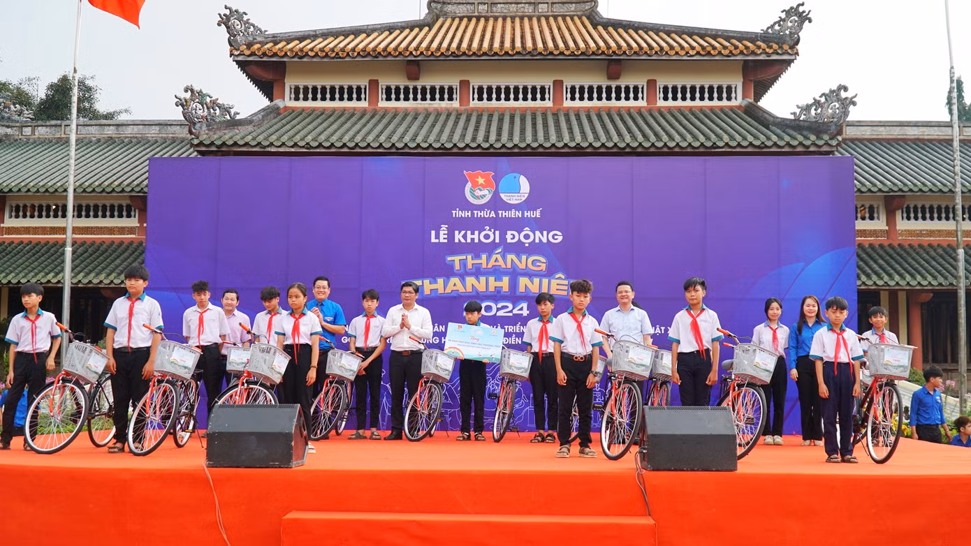 Trao tặng xe đạp cho học sinh có hoàn cảnh khó khăn tại lễ khởi động Tháng Thanh niên tỉnh TT-Huế năm 2024.