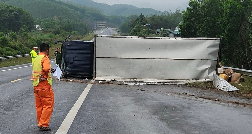 Ô tô tải BKS 29LD-50.1xx bị lật quay ngang thân xe chắn một phần làn lưu thông của cao tốc. Ảnh: CTV