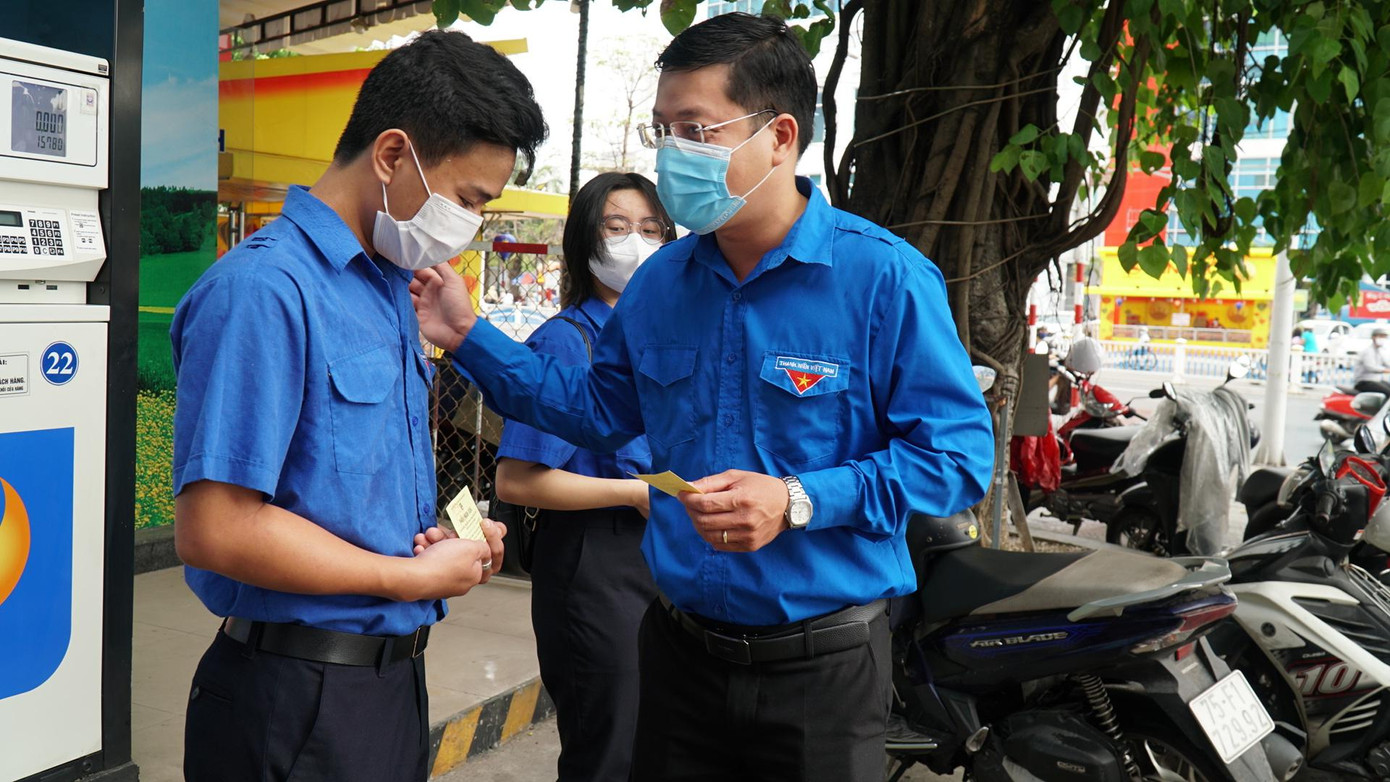 Anh Nguyễn Thanh Hoài, Phó Bí thư Tỉnh Đoàn TT-Huế, thăm hỏi động viên ĐVTN tình nguyện Anh Nguyễn Thanh Hoài, Phó Bí thư Tỉnh Đoàn TT-Huế, thăm hỏi động viên ĐVTN tình nguyện
