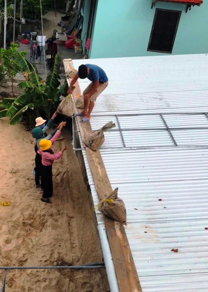 Giằng chống mái lợp nhà cửa, trường học, công sở tại TT-Huế đề phòng bão lớn đổ bộ