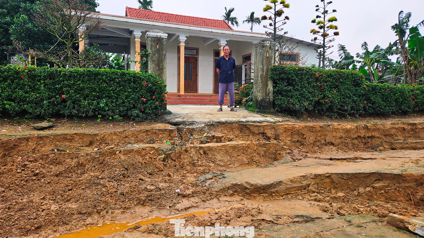 Vết nứt xuất hiện ngay trên lối vào nhà dân và có nguy cơ xâm lấn sâu vào đất vườn và nhà dân bên trong. Vết nứt xuất hiện ngay trên lối vào nhà dân và có nguy cơ xâm lấn sâu vào đất vườn và nhà dân bên trong.