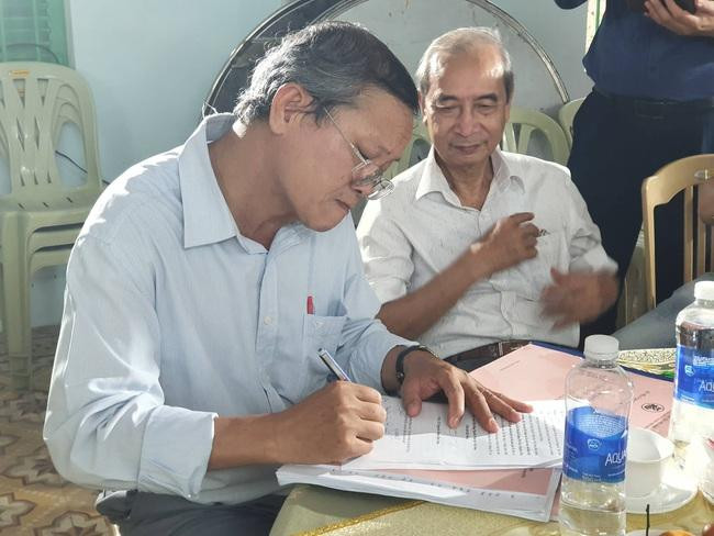 Các nhà nghiên cứu văn hóa, lịch sử ký tên vào đơn kiến nghị rút lễ giỗ bà Phi Yến khỏi danh mục di sản văn hóa phi vật thể quốc gia. Ảnh: Phạm Lê Các nhà nghiên cứu văn hóa, lịch sử ký tên vào đơn kiến nghị rút lễ giỗ bà Phi Yến khỏi danh mục di sản văn hóa phi vật thể quốc gia. Ảnh: Phạm Lê