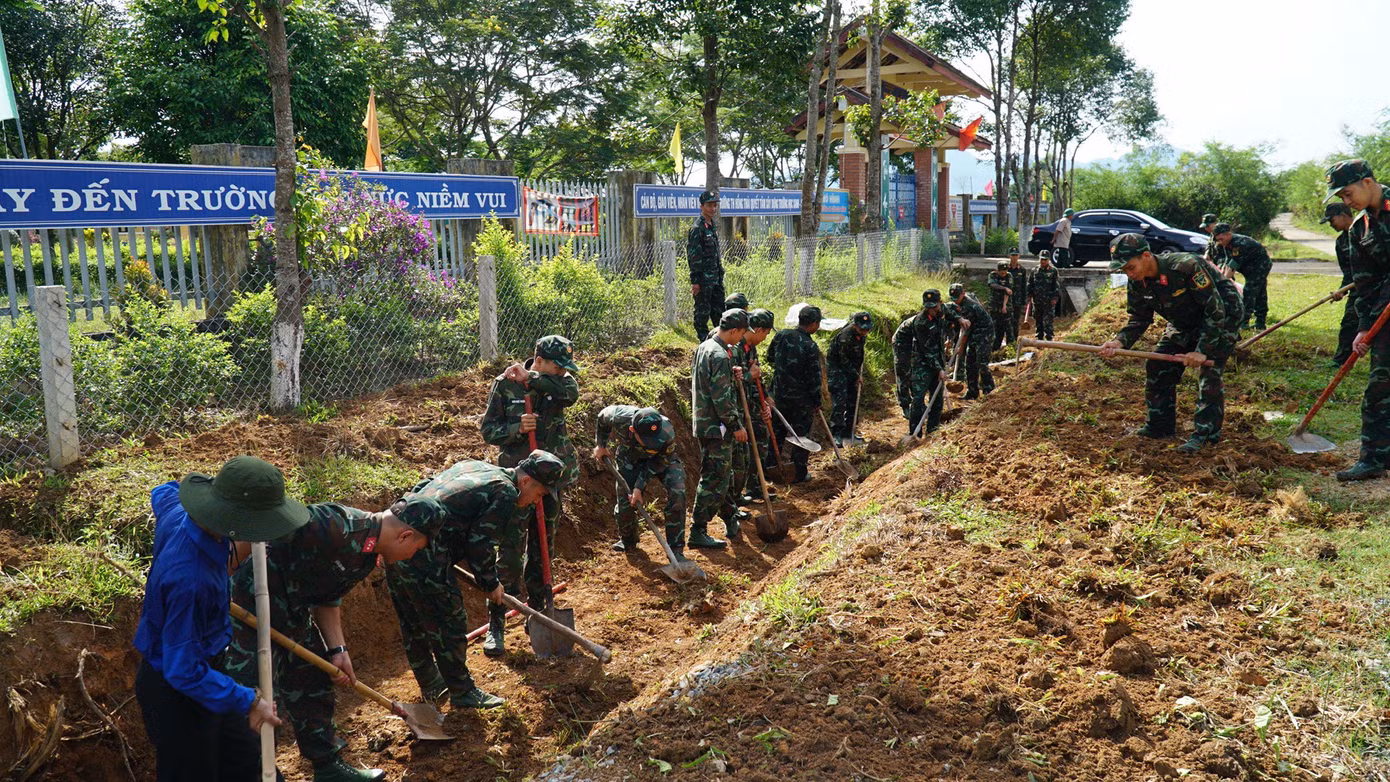 Ra quân khơi thông cống rãnh, bảo đảm vệ sinh môi trường, cảnh quan.