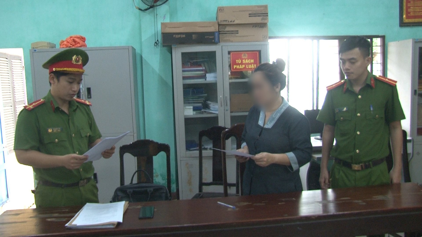 Công an đọc lệnh khởi tố đối tượng Nguyễn Thị Phương Nhi. (Ảnh: CACC) Công an đọc lệnh khởi tố đối tượng Nguyễn Thị Phương Nhi. (Ảnh: CACC)