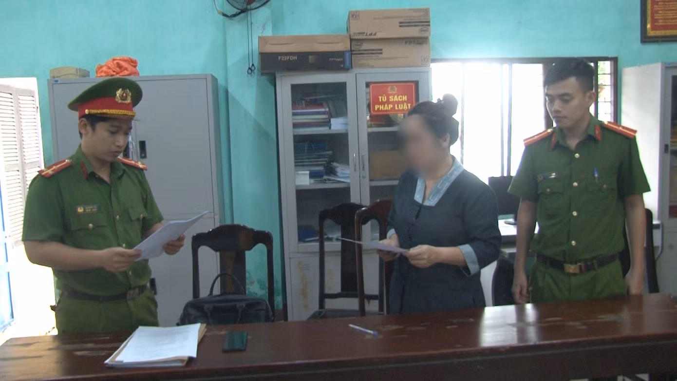 Công an đọc lệnh khởi tố đối tượng Nguyễn Thị Phương Nhi. (Ảnh: CACC) Công an đọc lệnh khởi tố đối tượng Nguyễn Thị Phương Nhi. (Ảnh: CACC)