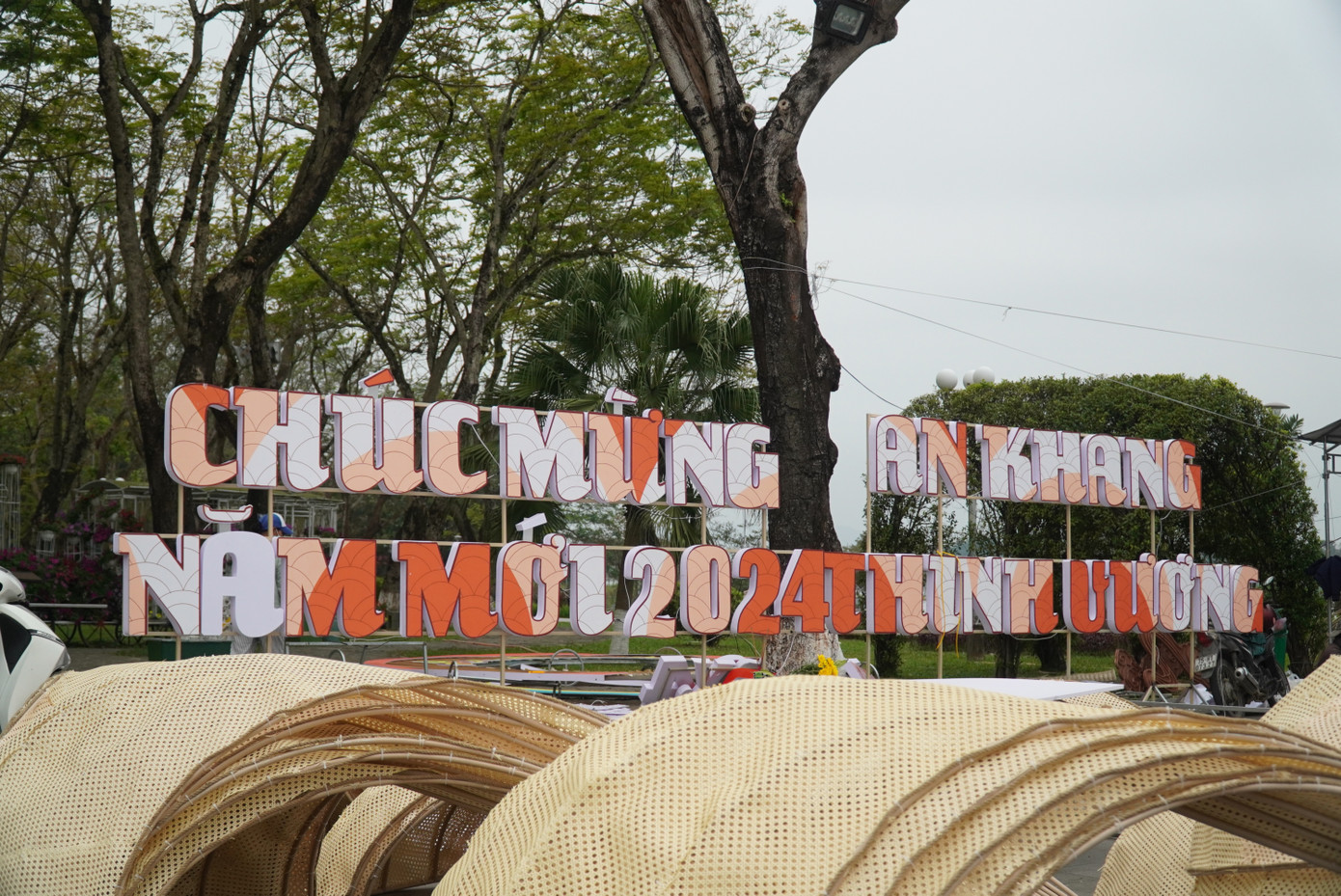 Trung tâm Công viên Cây xanh Huế bắt đầu tập kết vật liệu và lắp dựng hệ thống trang trí tại khu vực công viên ven sông Hương, thành phố Huế. Trung tâm Công viên Cây xanh Huế bắt đầu tập kết vật liệu và lắp dựng hệ thống trang trí tại khu vực công viên ven sông Hương, thành phố Huế.