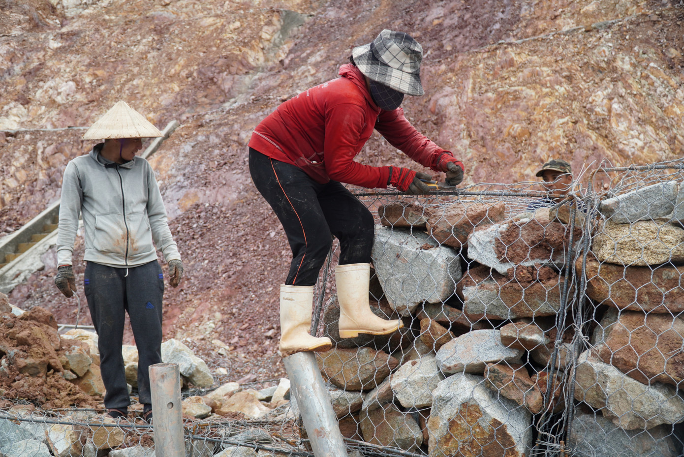 Bố trí các lớp rọ đá &apos;bó&apos; chân tatuy dương và ngăn đất đá từ trên cao tràn xuống cao tốc khi có mưa lớn.