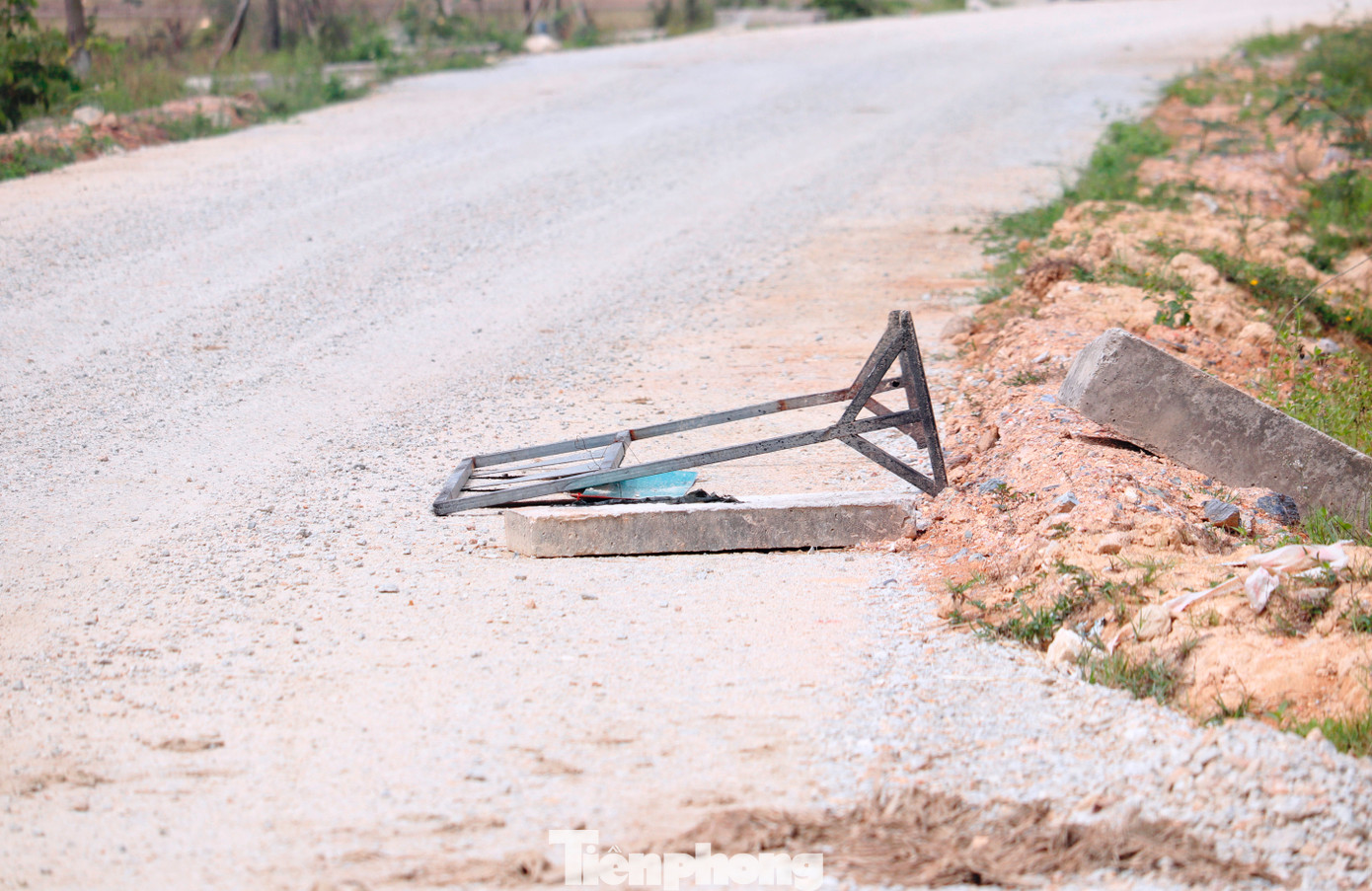 Liên quan công trường “đóng băng”, ông Hà Xuân Hậu - Giám đốc Ban Quản lý dự án đầu tư xây dựng và phát triển đô thị TP Huế - cho biết, hiện một nhánh tuyến đã hoàn thành thi công lớp cấp phối đá dăm thứ 3 và đang chờ kết quả quan trắc độ lún để đảm bảo yêu cầu kỹ thuật trước khi tiến hành rải thảm nhựa. Nhánh còn lại sẽ tiếp tục đắp lớp cấp phối, sau khi nhánh thứ nhất hoàn thành rải thảm, nhằm tránh làm hỏng lớp đắp cuối cùng do phương tiện di chuyển qua lại. Dự kiến, kết quả đánh giá độ lún sẽ có vào đầu tuần tới.