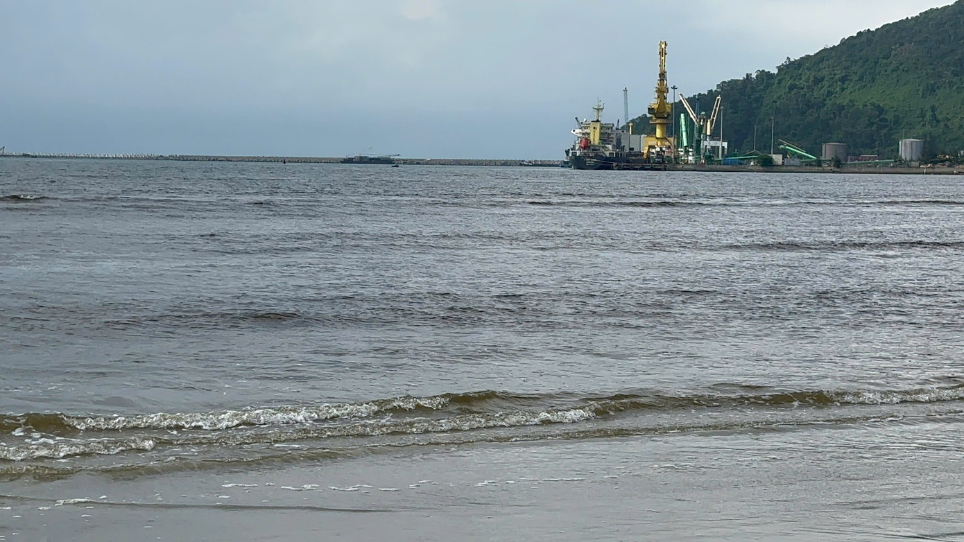 Khu vực vịnh biển Chân Mây, nơi có sự hoạt động cầu cảng số 3 của Công ty TNHH MTV Hào Hưng Huế.