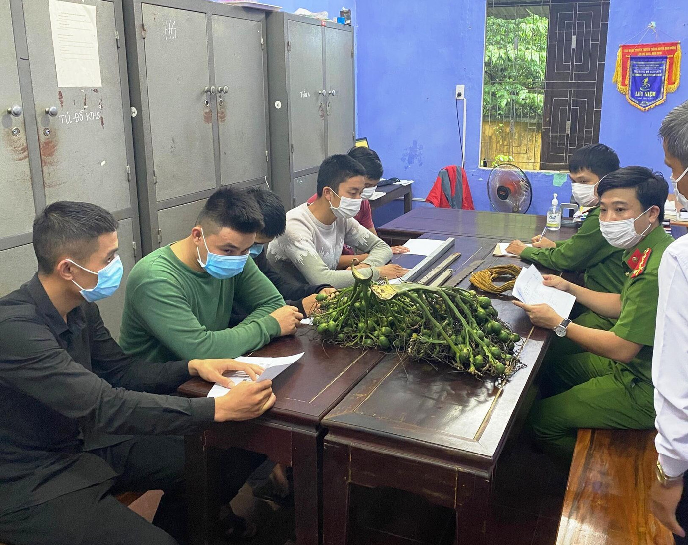 Lấy lời khai nhóm đối tượng thanh niên gây án