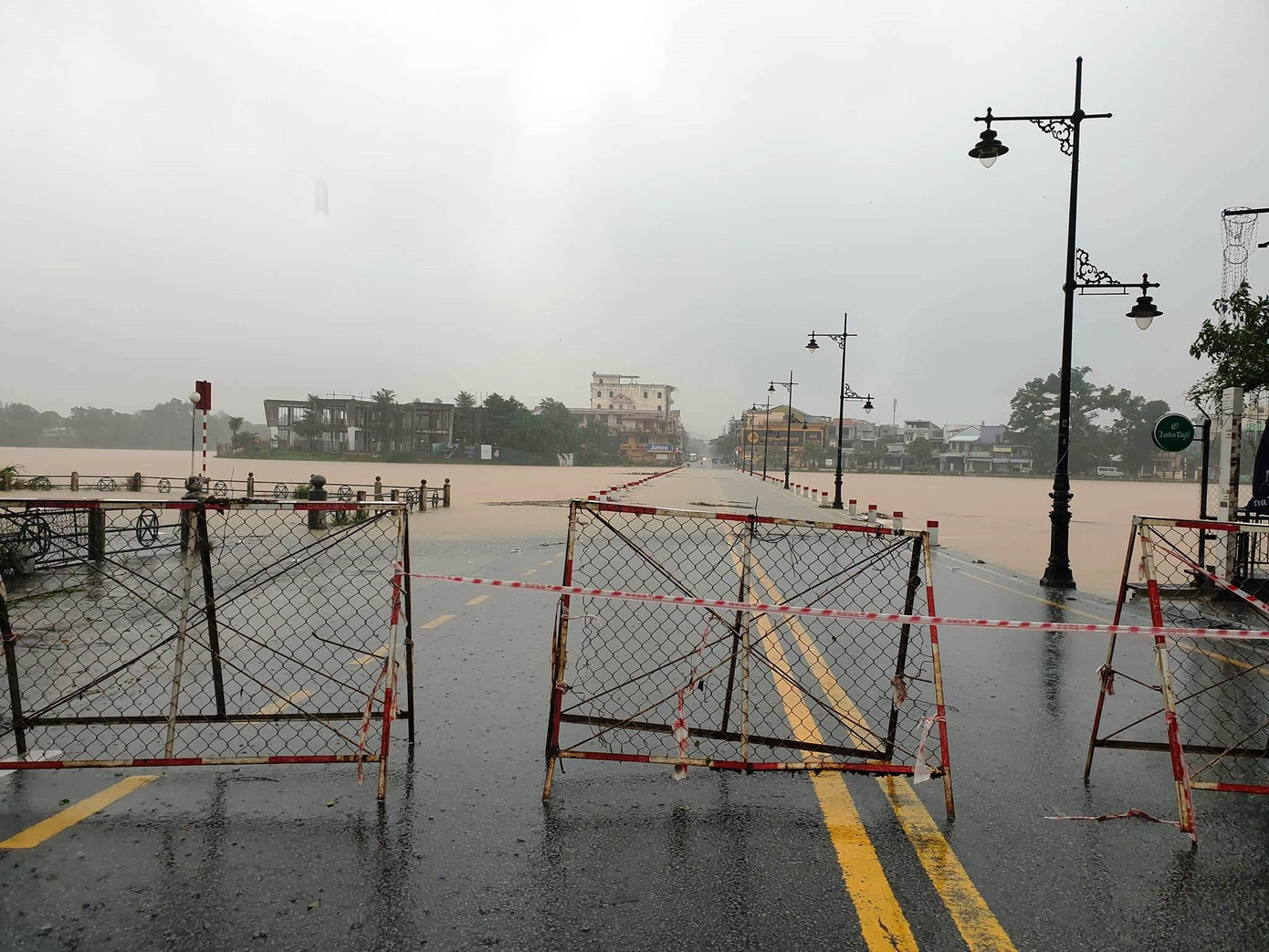 Mưa lớn từ sáng 14/10 kết hợp thủy điện xả lũ từ thượng nguồn đã làm một số tuyến đường liên xã vùng hạ du thuộc xã Quảng Thành, Quảng Thọ, Quảng An (huyện Quảng Điền) bị ngập lụt, chia cắt. Tại huyện Phong Điền, tuyến đường liên thôn Phú Lộc, Ma Nê (xã Phong Chương), khu tái định cư Tân Bình (xã Phong Bình) bị ngập từ 20-30cm, với chiều dài hơn 100m. Riêng đường qua xã Quảng Thành đã bị chia cắt hoàn toàn. Trong ảnh: Đập đá nối 2 phường Phú Hội và Vĩ Dạ (TP Huế) bị ngập, hoạt động giao thông qua lại khu vực này đã bị cấm từ trưa 14/10. Ảnh: P.M.N Mưa lớn từ sáng 14/10 kết hợp thủy điện xả lũ từ thượng nguồn đã làm một số tuyến đường liên xã vùng hạ du thuộc xã Quảng Thành, Quảng Thọ, Quảng An (huyện Quảng Điền) bị ngập lụt, chia cắt. Tại huyện Phong Điền, tuyến đường liên thôn Phú Lộc, Ma Nê (xã Phong Chương), khu tái định cư Tân Bình (xã Phong Bình) bị ngập từ 20-30cm, với chiều dài hơn 100m. Riêng đường qua xã Quảng Thành đã bị chia cắt hoàn toàn. Trong ảnh: Đập đá nối 2 phường Phú Hội và Vĩ Dạ (TP Huế) bị ngập, hoạt động giao thông qua lại khu vực này đã bị cấm từ trưa 14/10. Ảnh: P.M.N