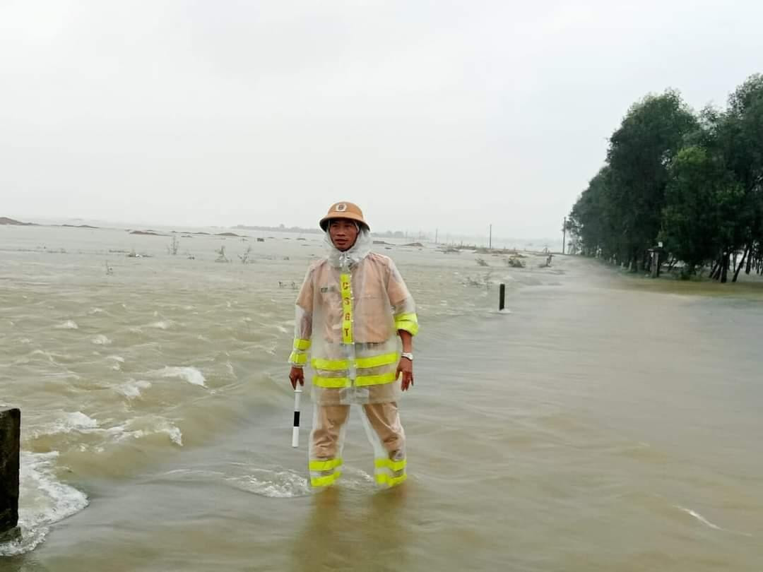 Với tình hình mưa lớn kéo dài, đến chiều 14/10, hồ thủy điện Hương Điền đã nâng lưu lượng xả về hạ du 1.110m3/s (mức điều tiết trước đó là 1.000m3/s). Hồ thủy lợi Tả Trạch nâng lưu lượng xả lũ về hạ du 644m3/s; hồ thủy điện Bình Điền thực hiện điều tiết lũ với lưu lượng xả về hạ du 822m3/s. Trong ảnh: Nhiều tuyến đường qua huyện Quảng Điền, tỉnh TT-Huế, bị ngập trong lũ. Ảnh: CA Với tình hình mưa lớn kéo dài, đến chiều 14/10, hồ thủy điện Hương Điền đã nâng lưu lượng xả về hạ du 1.110m3/s (mức điều tiết trước đó là 1.000m3/s). Hồ thủy lợi Tả Trạch nâng lưu lượng xả lũ về hạ du 644m3/s; hồ thủy điện Bình Điền thực hiện điều tiết lũ với lưu lượng xả về hạ du 822m3/s. Trong ảnh: Nhiều tuyến đường qua huyện Quảng Điền, tỉnh TT-Huế, bị ngập trong lũ. Ảnh: CA
