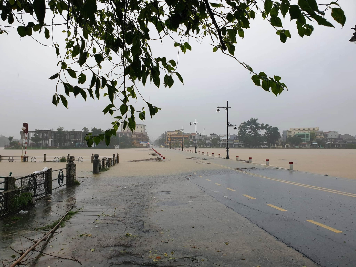 Những ngày qua, Ban Chỉ huy PCTT&TKCN tỉnh TT-Huế đã chỉ đạo các chủ đập thủy lợi, thủy điện vận hành hồ chứa tăng cường điều tiết nước để bảo đảm an toàn công trình và góp phần giảm lũ cho vùng hạ du. Đến chiều cùng ngày, các hồ thủy lợi, thủy điện TT-Huế trong tình trạng vận hành đảm bảo an toàn. Những ngày qua, Ban Chỉ huy PCTT&TKCN tỉnh TT-Huế đã chỉ đạo các chủ đập thủy lợi, thủy điện vận hành hồ chứa tăng cường điều tiết nước để bảo đảm an toàn công trình và góp phần giảm lũ cho vùng hạ du. Đến chiều cùng ngày, các hồ thủy lợi, thủy điện TT-Huế trong tình trạng vận hành đảm bảo an toàn.