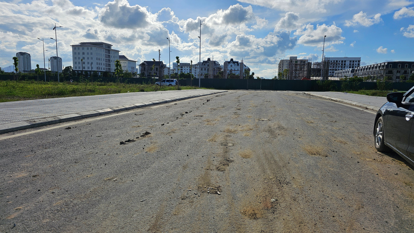 Xe chở rác thải sau khi đi vào công trường trở ra đã mang theo bùn đất, rác vương vãi lên các tuyến đường phố chính chạy qua những khu công sở của tỉnh Thừa Thiên-Huế gây ô nhiễm môi trường, ảnh hưởng mỹ quan đô thị.