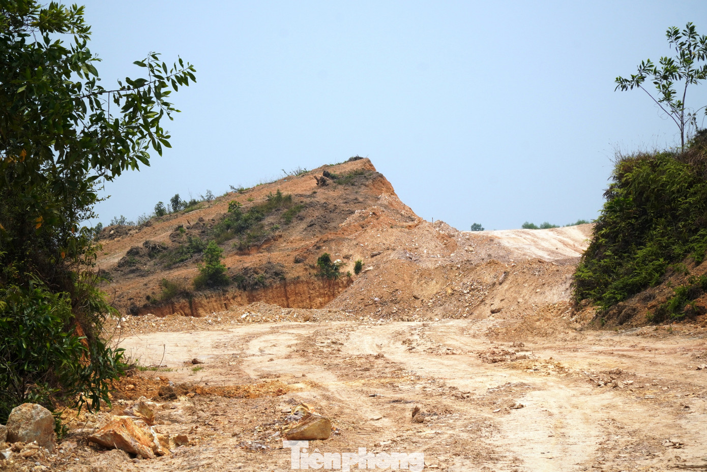 Theo ông Phạm Xuân Hậu - Chủ tịch UBND xã Phú Sơn, căn cứ quyết định điều chỉnh chủ trương đầu tư của UBND tỉnh TT-Huế, dự án trang trại lợn của Công ty Hùng Vân phải hoàn thành, đi vào hoạt động vào quý I/2024. Tuy nhiên, do vướng mắc về thủ tục đất đai, doanh nghiệp chưa hoàn tất thuê đất, chưa có giấy phép xây dựng công trình dự án, nên đã cố tình “làm liều” để kịp tiến độ của tỉnh đề ra, dẫn đến sai phạm. Sau hai lần lập biên bản, đình chỉ của chính quyền địa phương, hoạt động thi công trái phép của Công ty Hùng Vân hiện đã dừng lại.