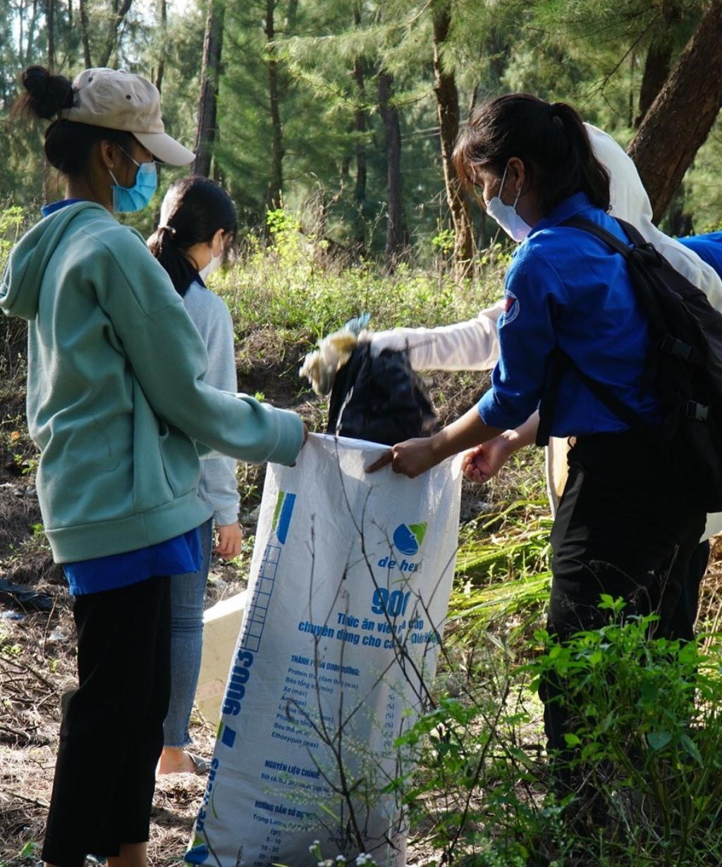 Cùng chung tay dọn rác, bảo vệ môi trường Cùng chung tay dọn rác, bảo vệ môi trường