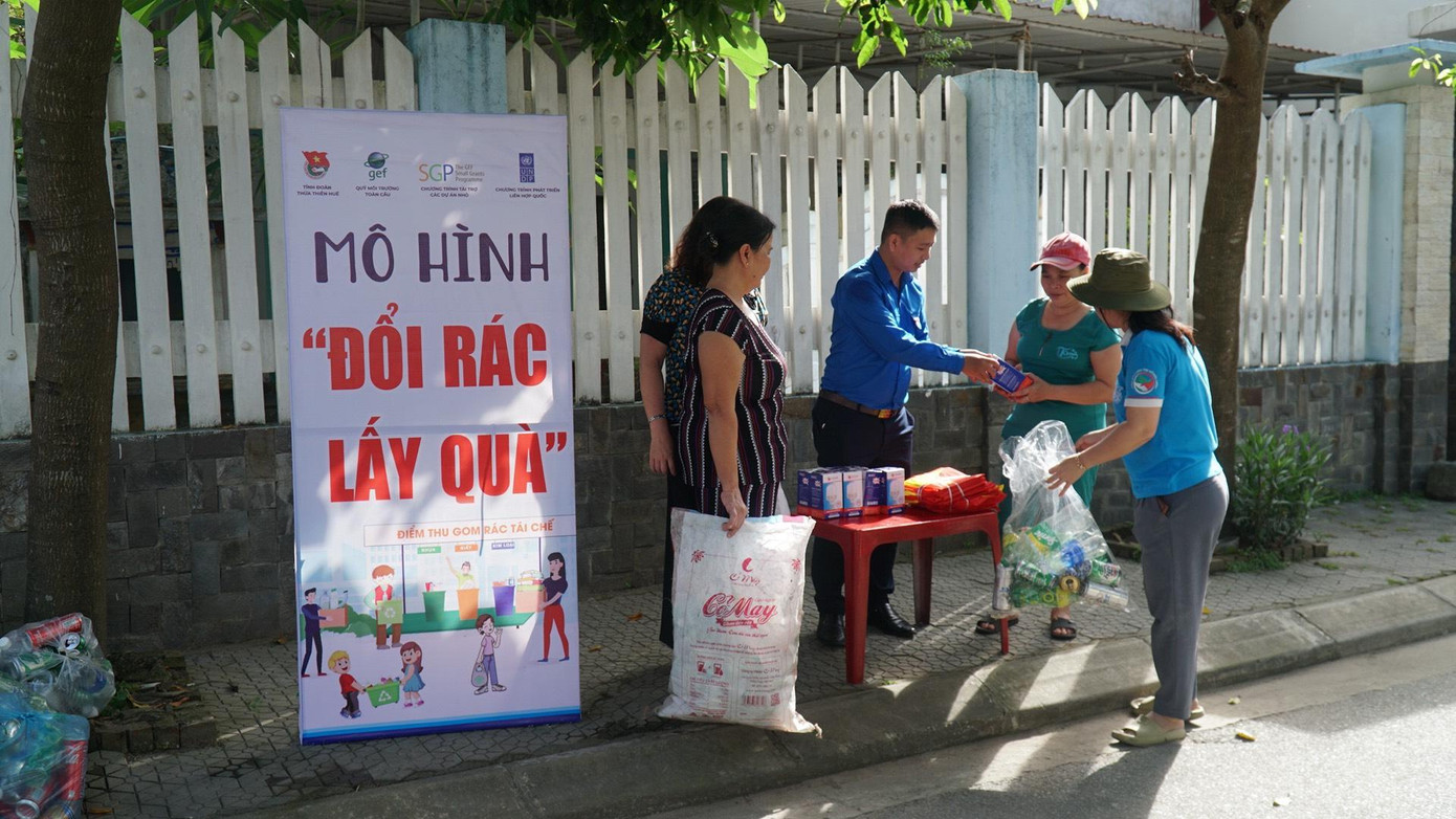 Người dân địa phương hào hứng với chương trình "đổi rác lấy quà" của Tỉnh Đoàn TT-Huế Người dân địa phương hào hứng với chương trình "đổi rác lấy quà" của Tỉnh Đoàn TT-Huế