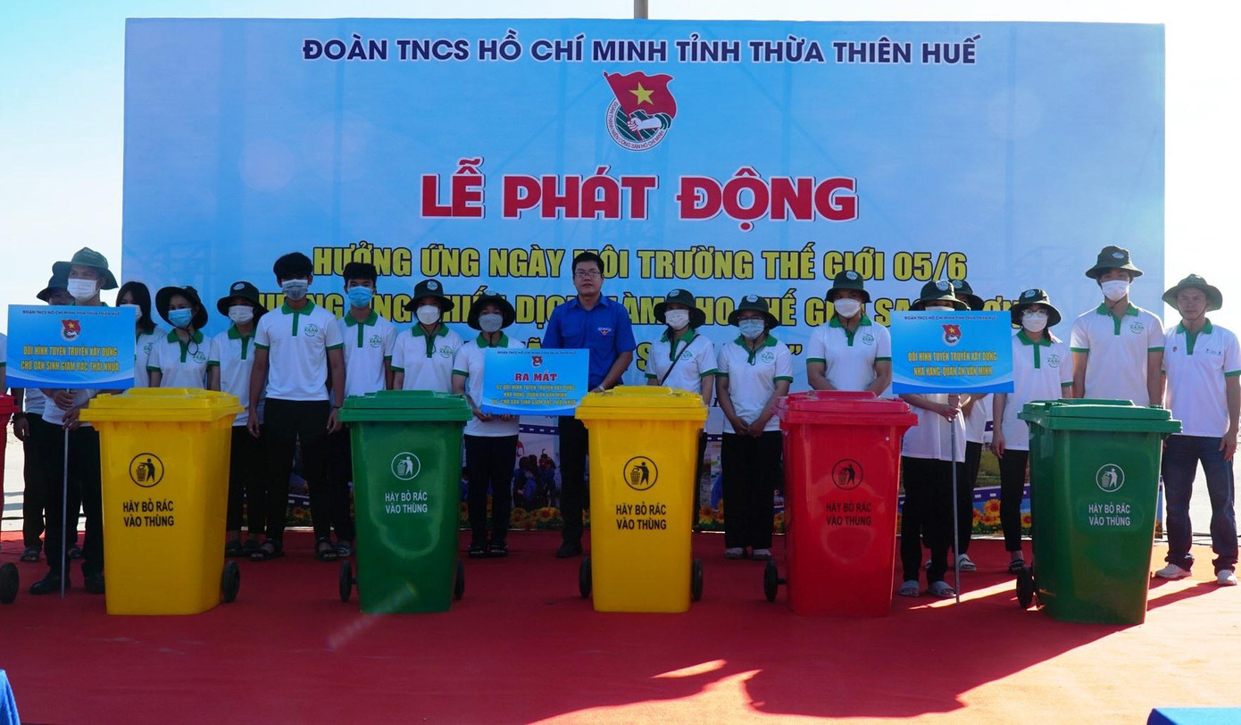 Ra mắt các đội hình tuyên truyền xây dựng nhà hàng, quán ăn văn minh và chợ dân sinh giảm rác thải nhựa. Ảnh: N.V Ra mắt các đội hình tuyên truyền xây dựng nhà hàng, quán ăn văn minh và chợ dân sinh giảm rác thải nhựa. Ảnh: N.V