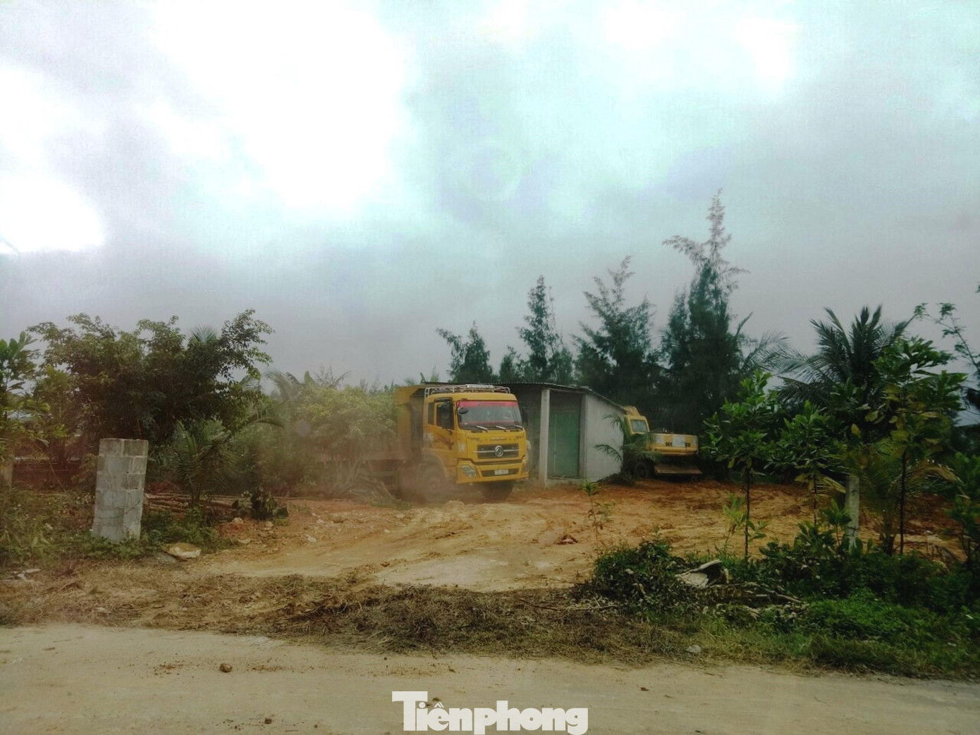 Dân huy động phương tiện vận tải, cơ giới ồ ạt chuyển đất đồi về thị trấn Lăng Cô để cải tạo trái phép đất nông nghiệp và lấn chiếm đất công