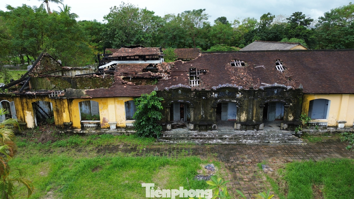 Chưa hết, vào tháng 8/2022, tại dãy nhà bên phải Di Luân Đường được Bảo tàng Lịch sử TT-Huế dùng làm nơi trưng bày các hiện vật thời kháng chiến chống thực dân Pháp đã xảy ra một vụ hỏa hoạn, khiến một phần mái của khu nhà này bị sập đổ. Từ đó đến nay, dãy nhà từng xảy ra hỏa hoạn không còn được sử dụng và chưa thể chỉnh trang, tu bổ lại.