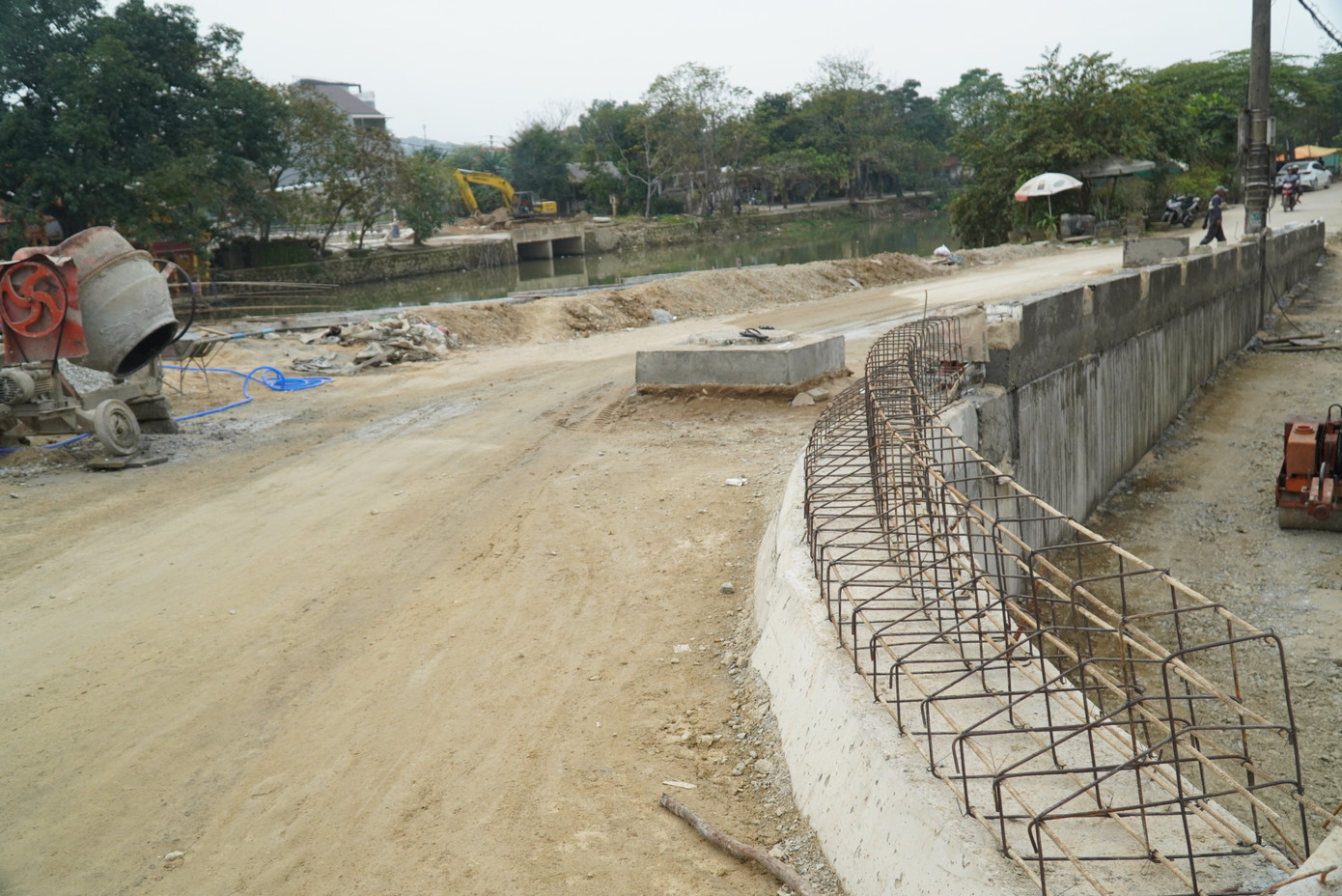 Tháng 6/2020, HĐND tỉnh TT-Huế phê duyệt chủ trương điều chỉnh dự án từ 32 tỷ đồng lên hơn 100 tỷ đồng (tăng hơn 68 tỷ đồng). Trong đó, chi phí đền bù giải phóng mặt bằng tăng 24,7 tỷ đồng và mở rộng mặt cầu hoàn chỉnh 24m theo quy hoạch được duyệt 33,9 tỷ đồng.