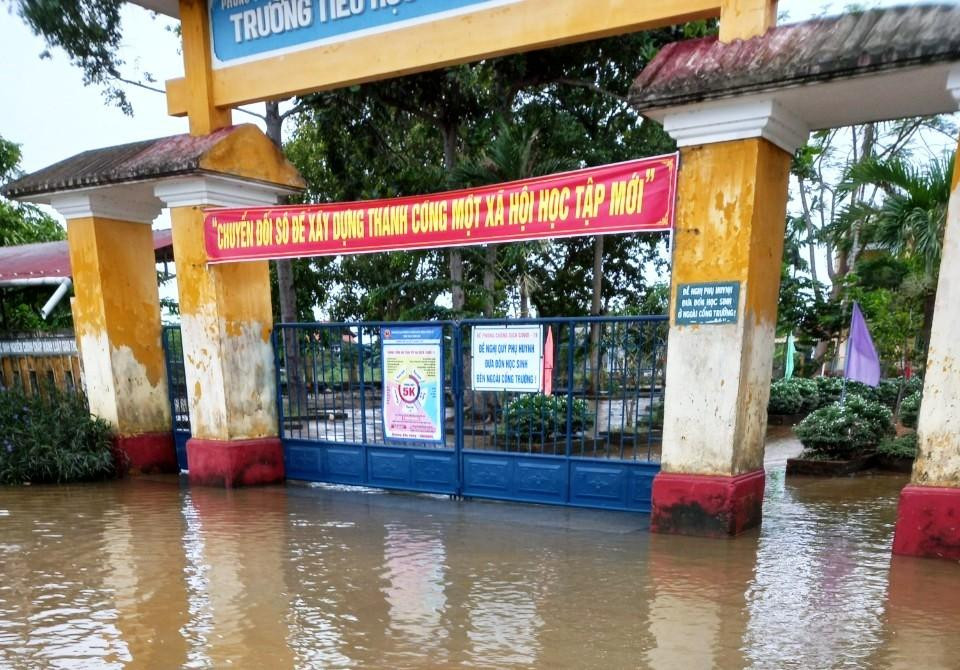 Trường học tại thị xã Hương Trà vẫn trong cảnh ngập lụt, học sinh chuyển qua học trực tuyến