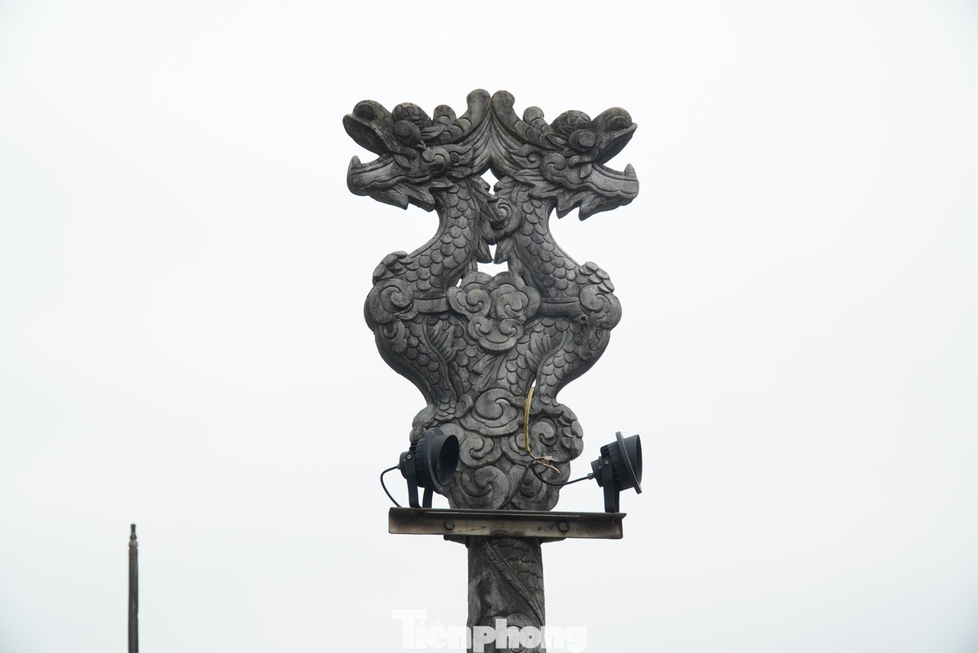 Đôi rồng được tạo tác khác lạ trên một trụ đèn bên trong Đại nội Huế.