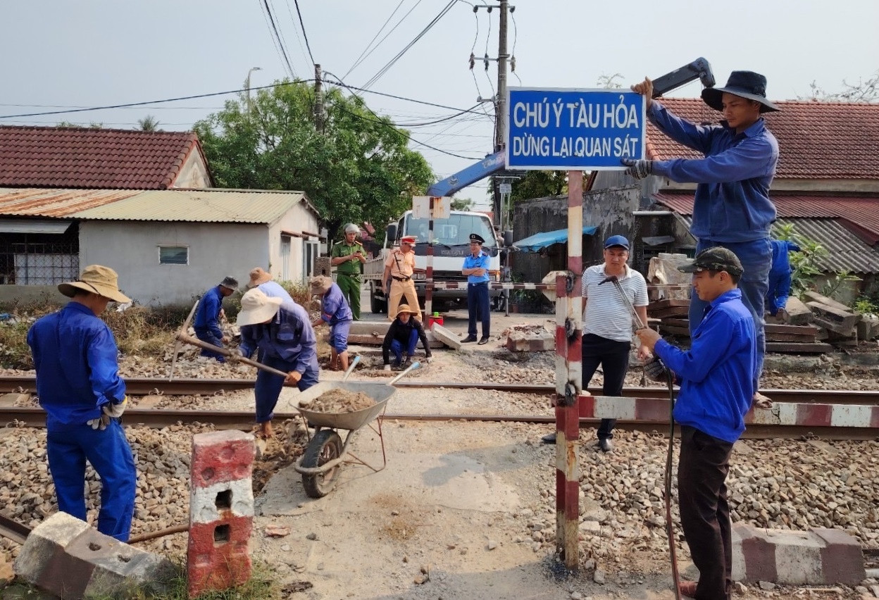 Thi công đóng lối mở tự phát băng đường sắt tại Km 698+050 tuyến đường sắt Bắc - Nam qua TT-Huế. Ảnh: ĐSBTT