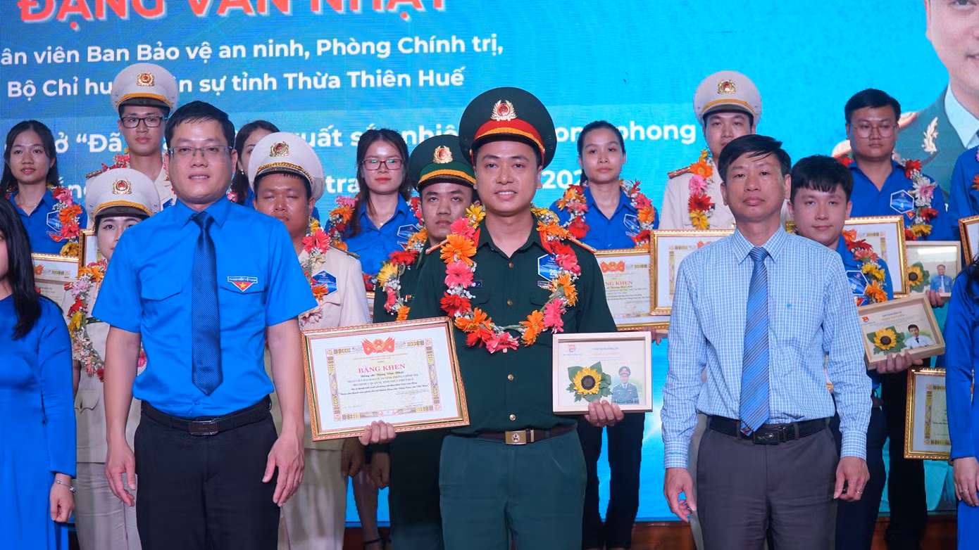Đảng viên trẻ là chiến sĩ công an, quân đội được tuyên dương.