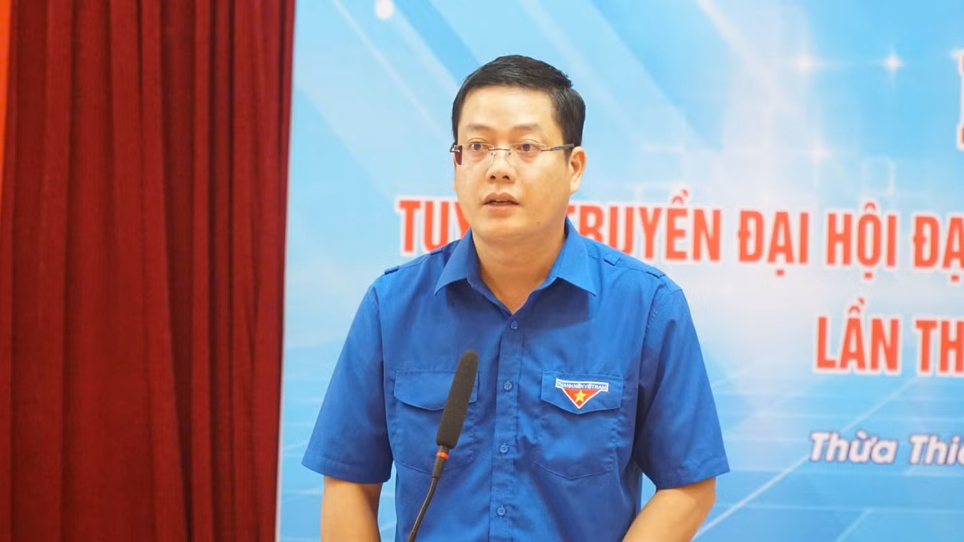 Anh Nguyễn Thanh Hoài - Bí thư Tỉnh Đoàn Thừa Thiên-Huế, Chủ tịch Hội LHTN Việt Nam tỉnh, phát biểu, cung cấp thông tin cho báo chí.